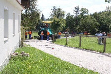 ASFALTIRANJE CESTE SKOZI JERŠIČE 06 FOTO LJUBO VUKELIČ